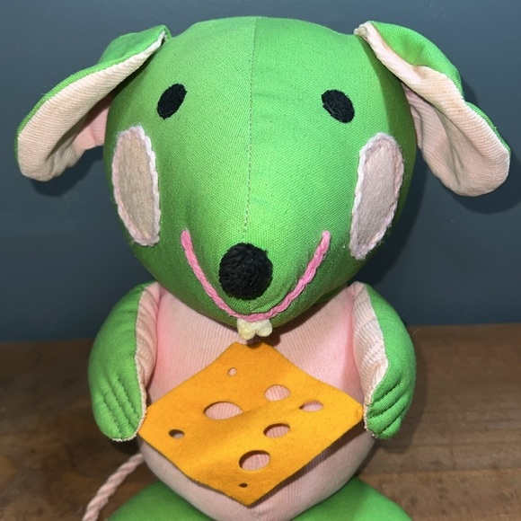 Vintage Avon 1970’s handstitched mouse with cheese green pink some stains in pic - Picture 5 of 9